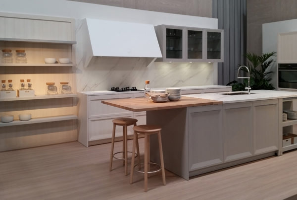 Cocina varios colores y pavimento parquet