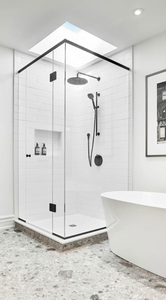 Apuesta por los colores claros con estas ideas de baños blancos original