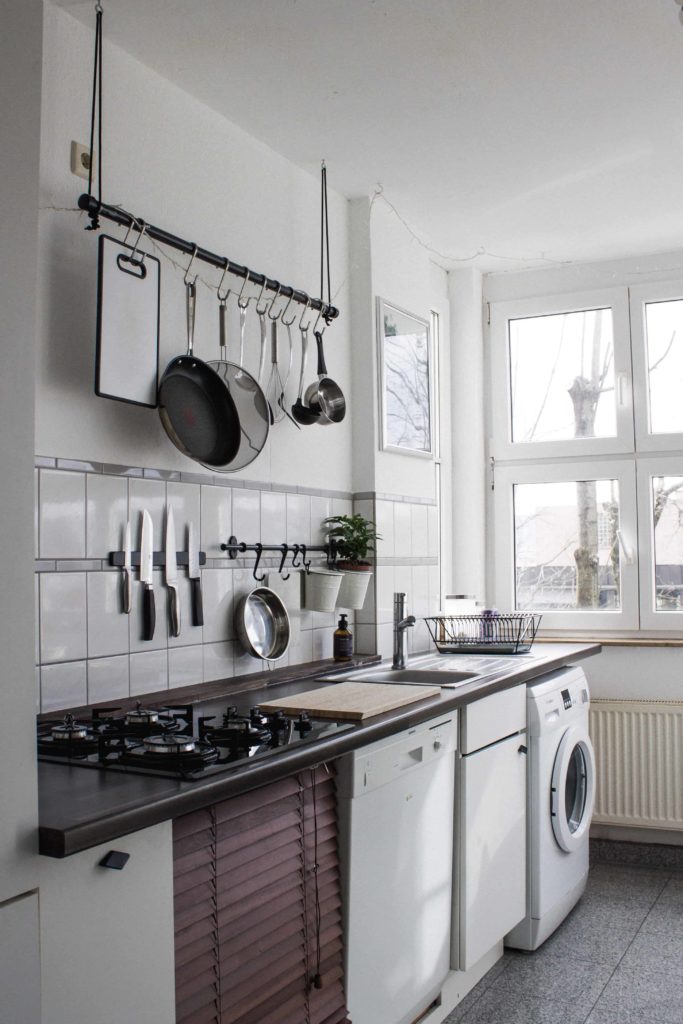 Claves para aprovechar espacio en cocinas estrechas 